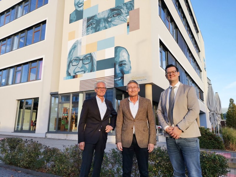 Die Vorstandsmitglieder Harald Lesch (links) und Udo Unger (Mitte) zeigten sich mit Veit Eveslage (rechts) erfreut über die einstimmige Zustimmung der Mitgliederversammlung zu der künftigen Neuausrichtung des Fördervereins der Volkshochschule Oldenburg.